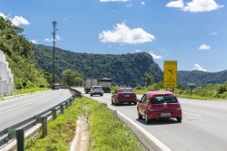 Cachoeiras no litoral do PR são opção para passeio com a família